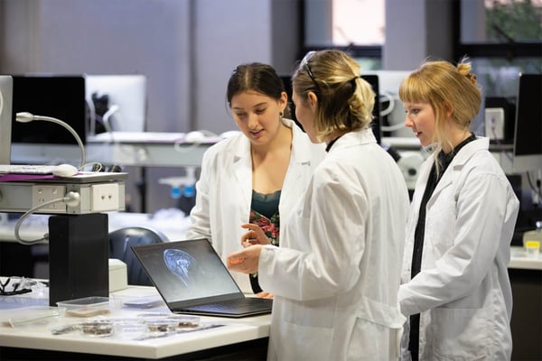 case-study-banner-three-scientists-computer