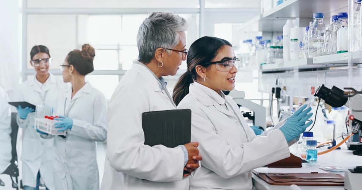 4 scientists working in a lab